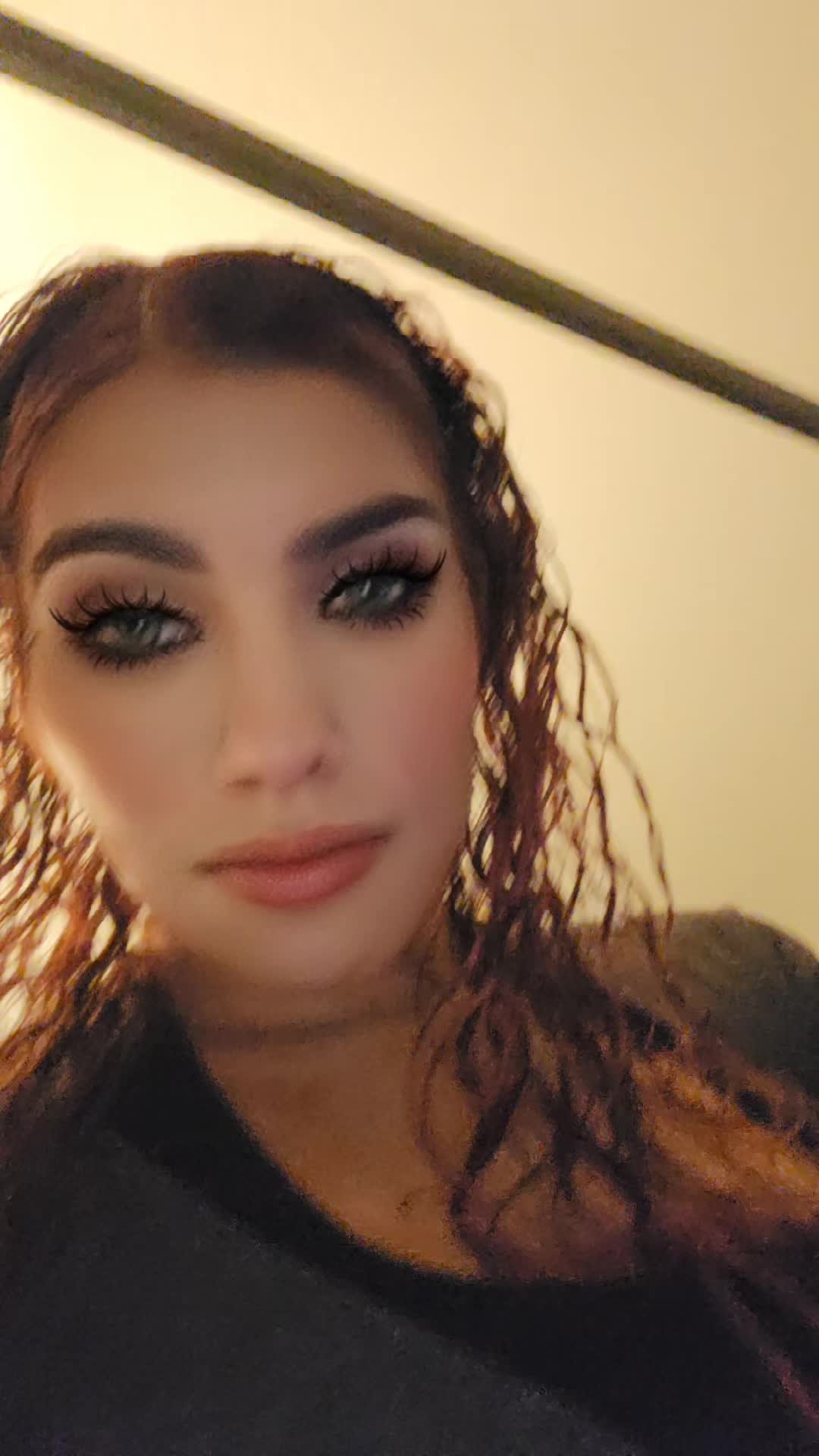 @Hon3yB33