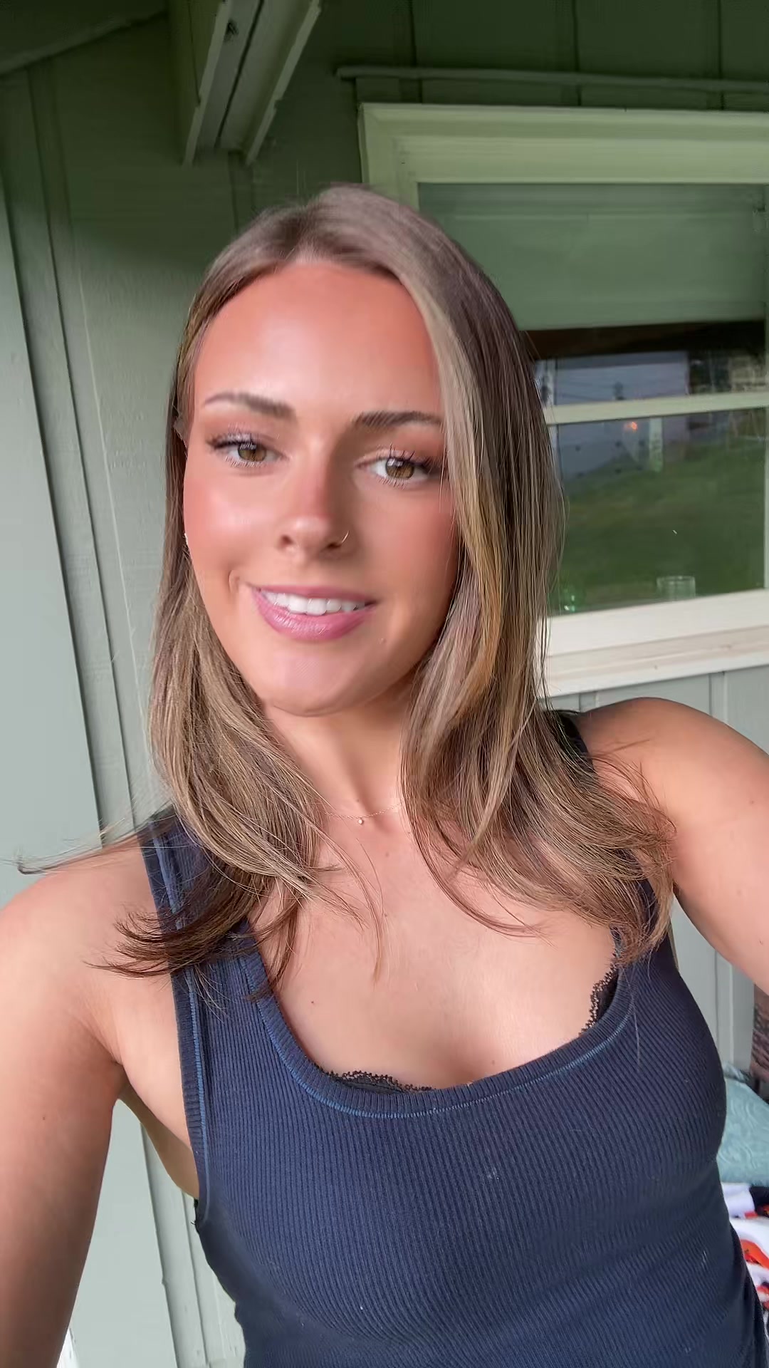 @🧍🏼&zwj;♀️
