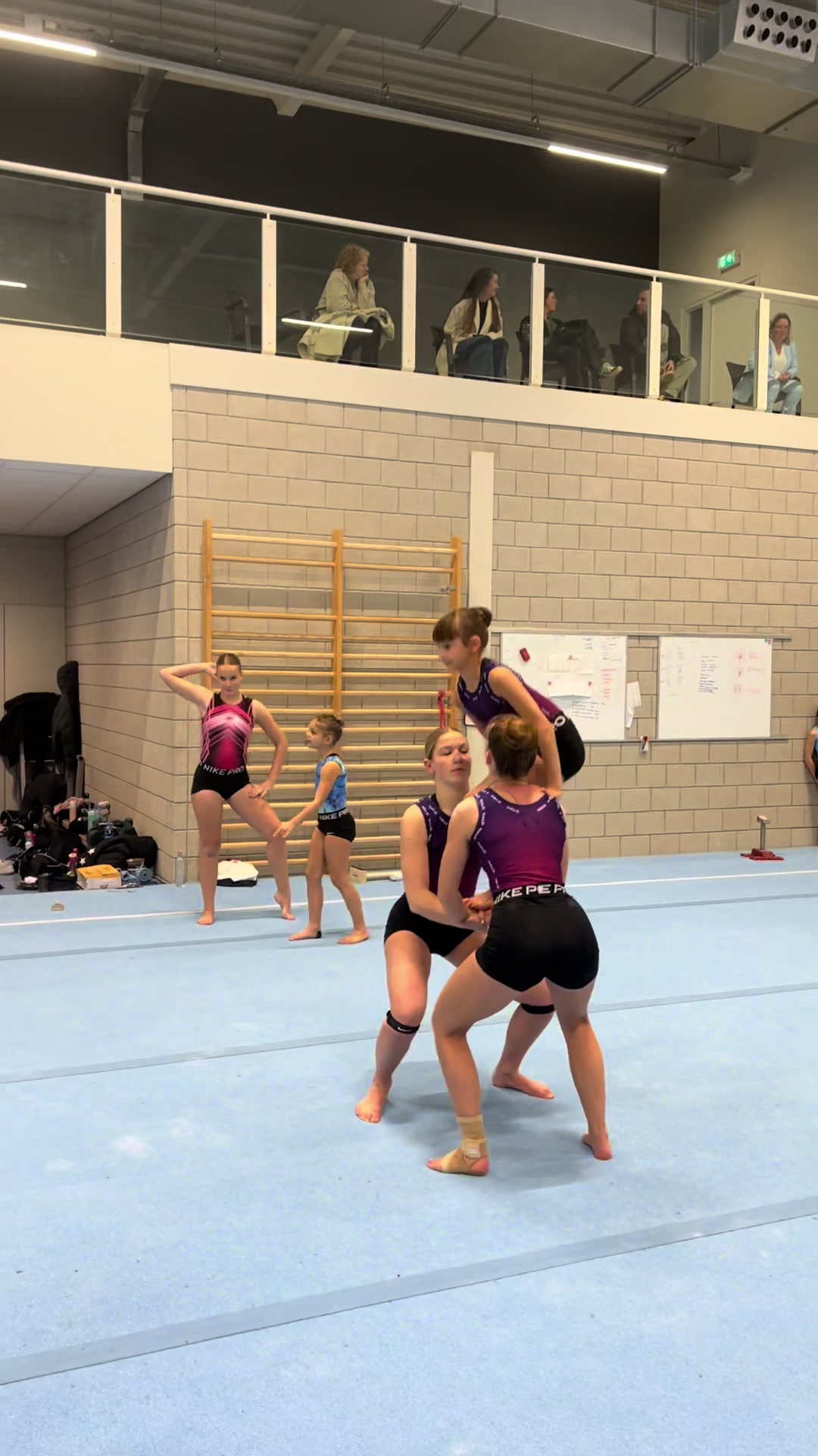 @acro🤸🏼&zwj;♀️