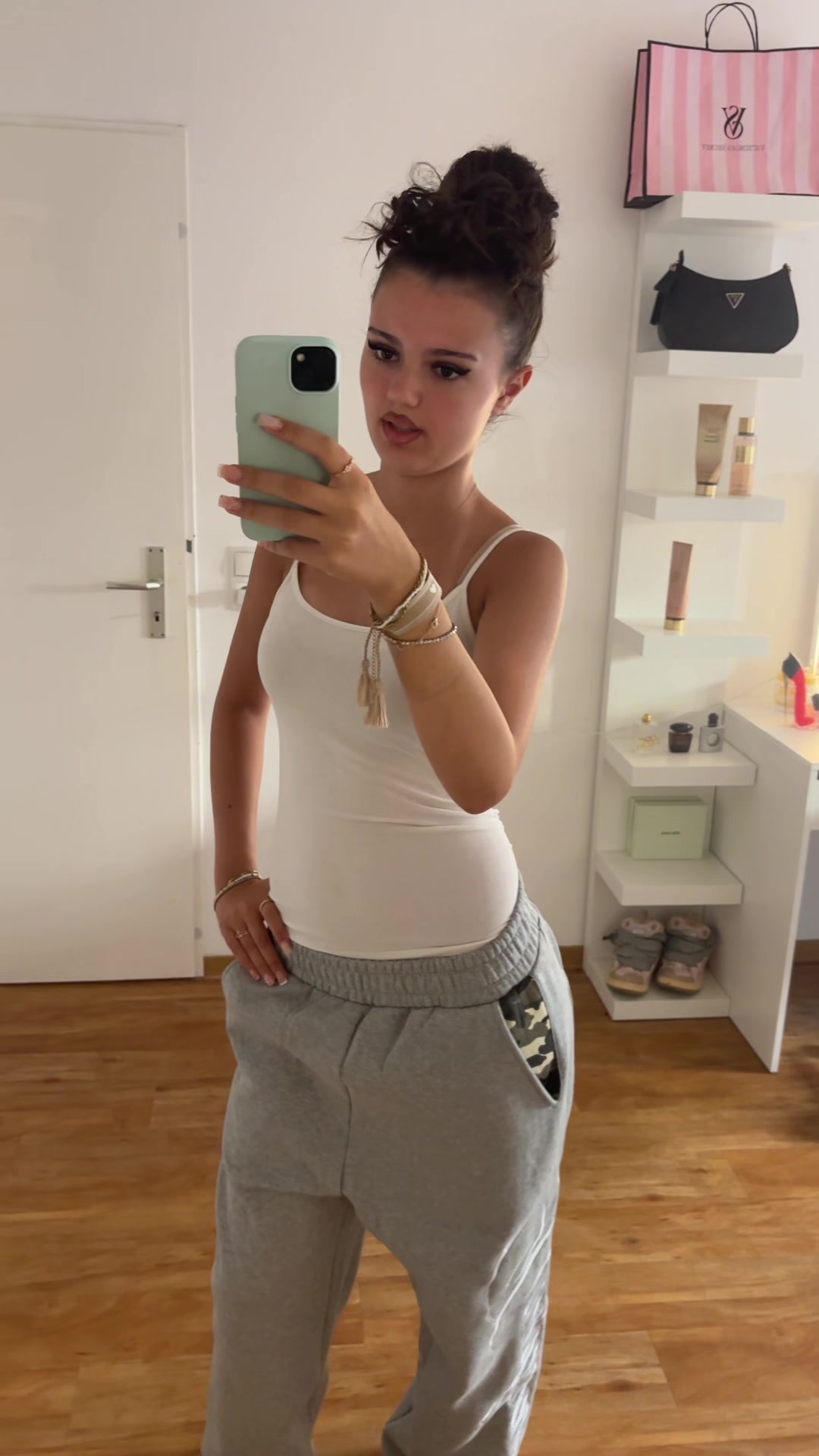 @user438537890