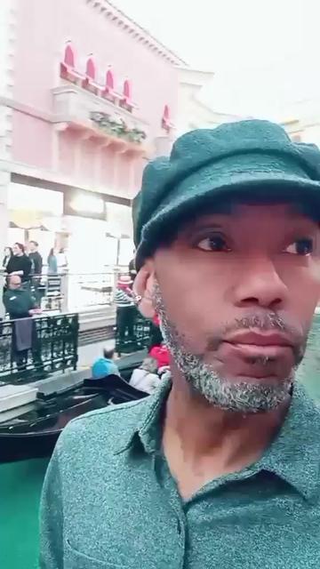 @Vinz Brown Entertains