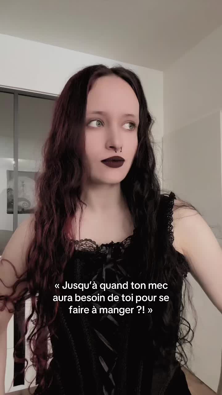@🦇 𝔐𝔞𝔯𝔦𝔫𝔢 - Goth Girl
