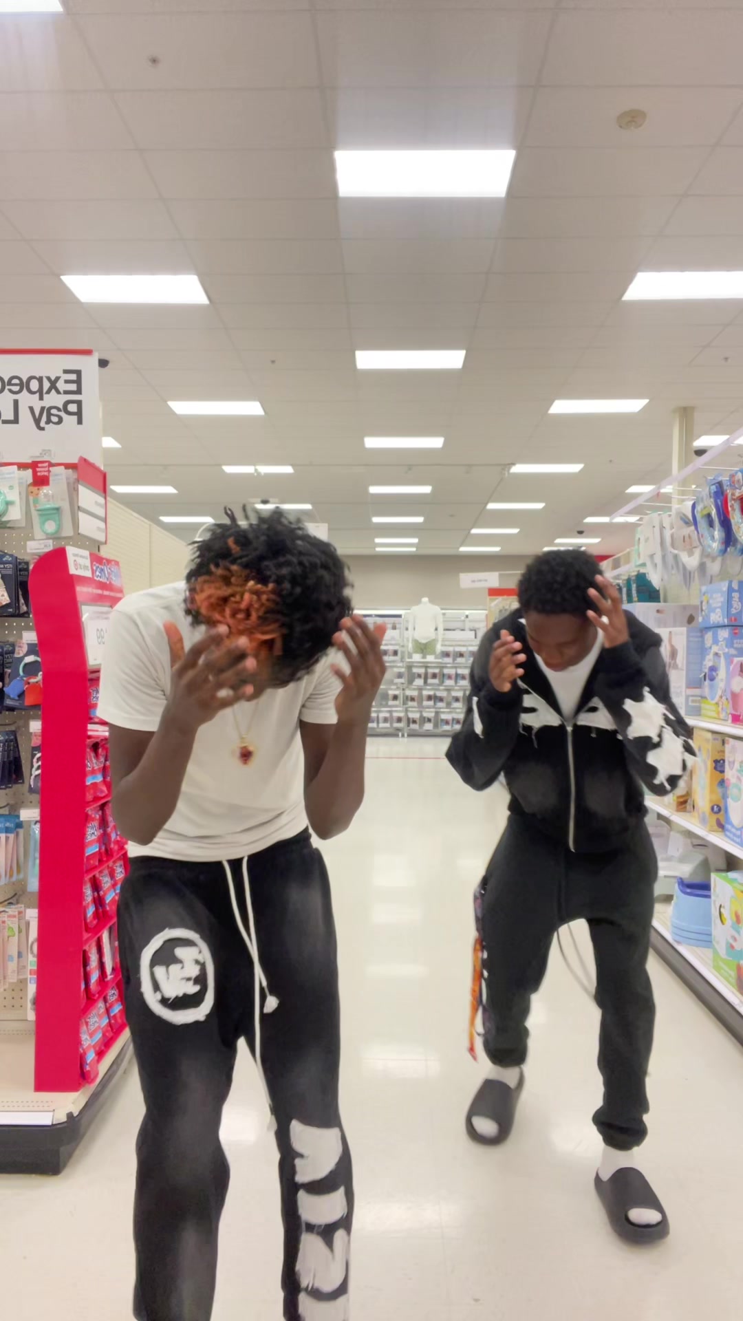 @𝒯𝓎𝑜👩🏽&zwj;🎤