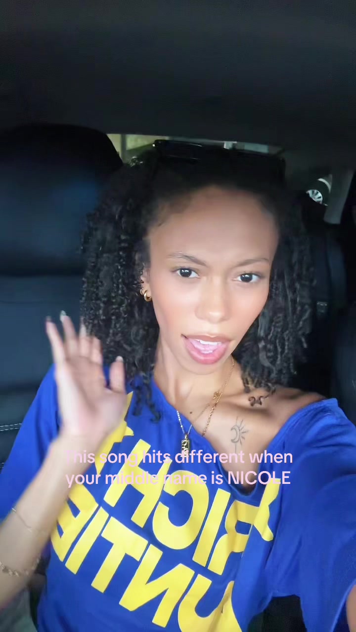 @AYSIA NICOLE