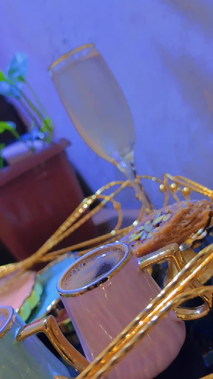 @حْوْرْ آلْعْيْنْ.