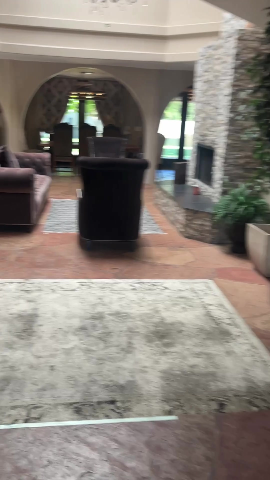 @azlivinglaura