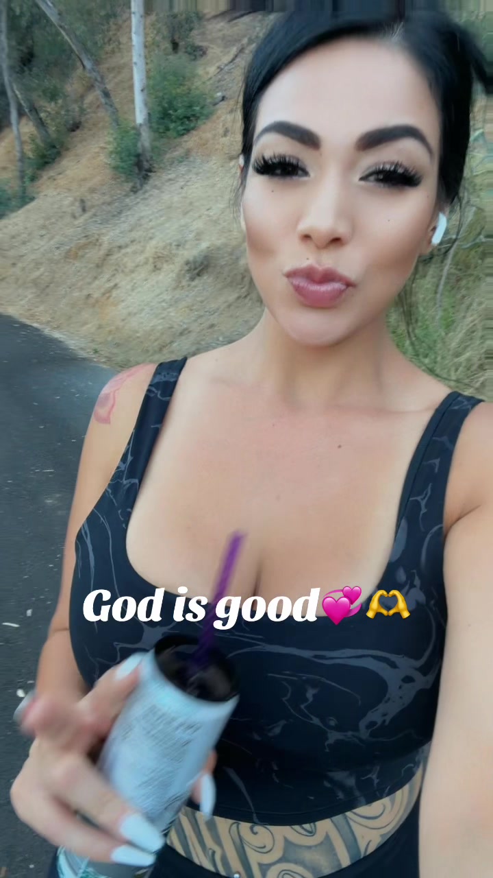 @Bella_B_