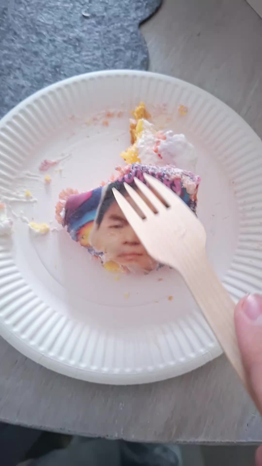 @Leeknow his oily ass cheeks