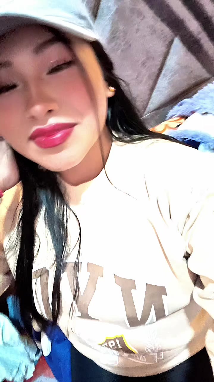 @LIZZ🥭