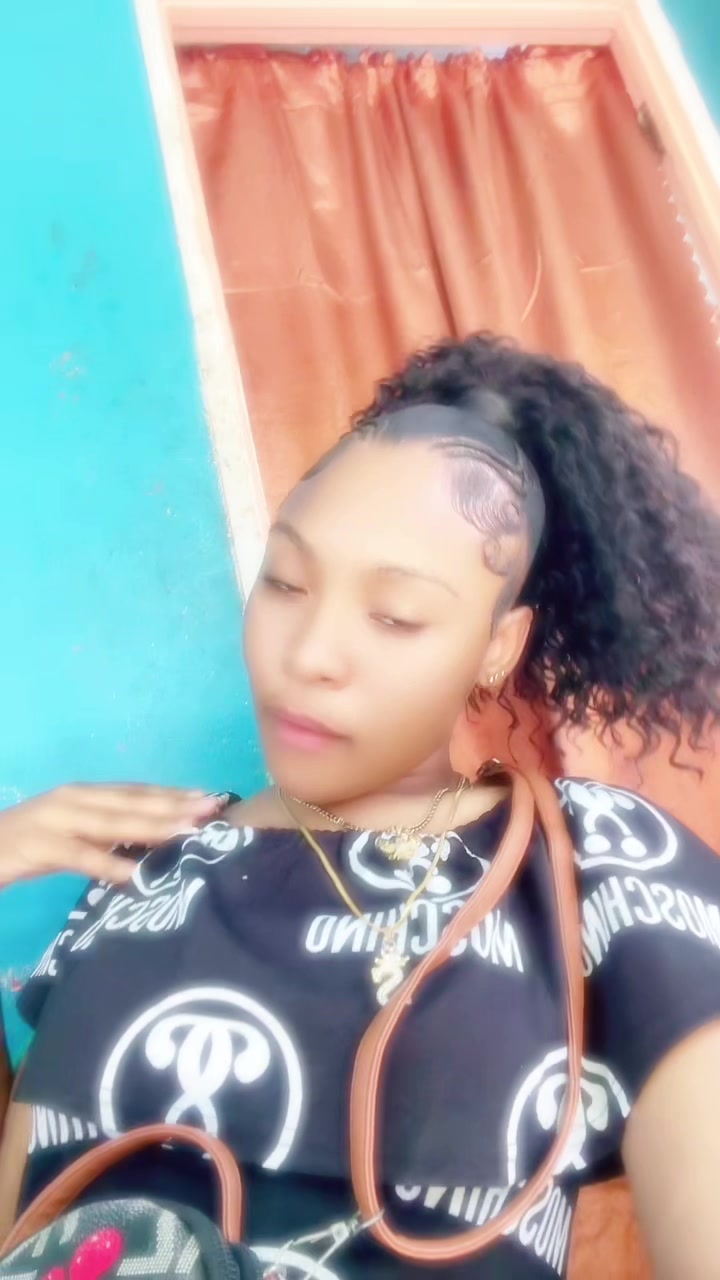 @niaabaee__