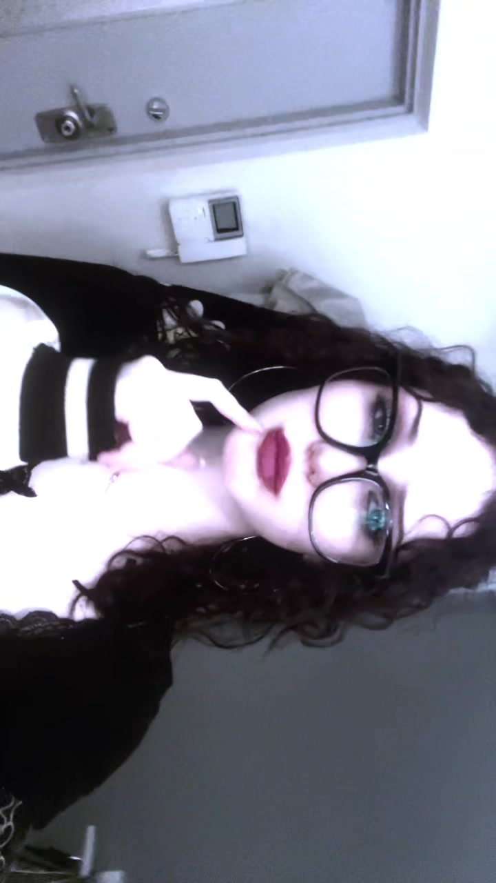 @crlysew