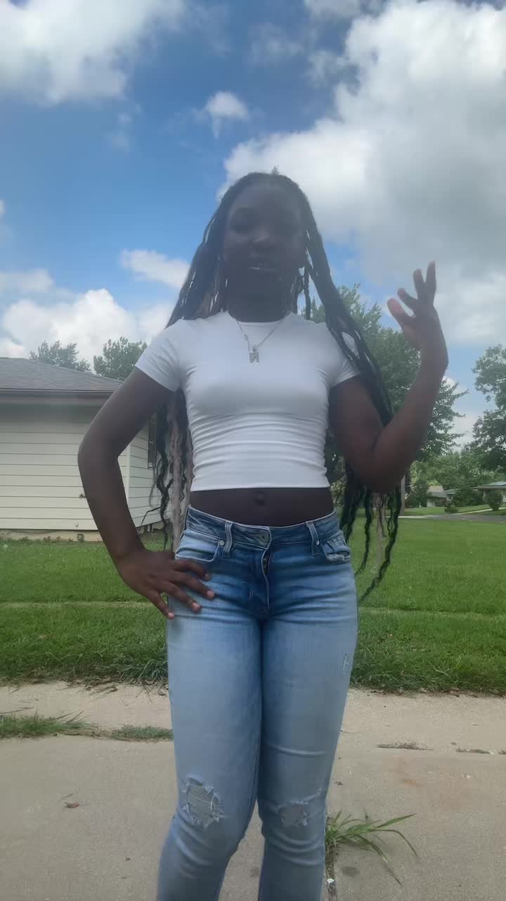 @shesdonlyonee