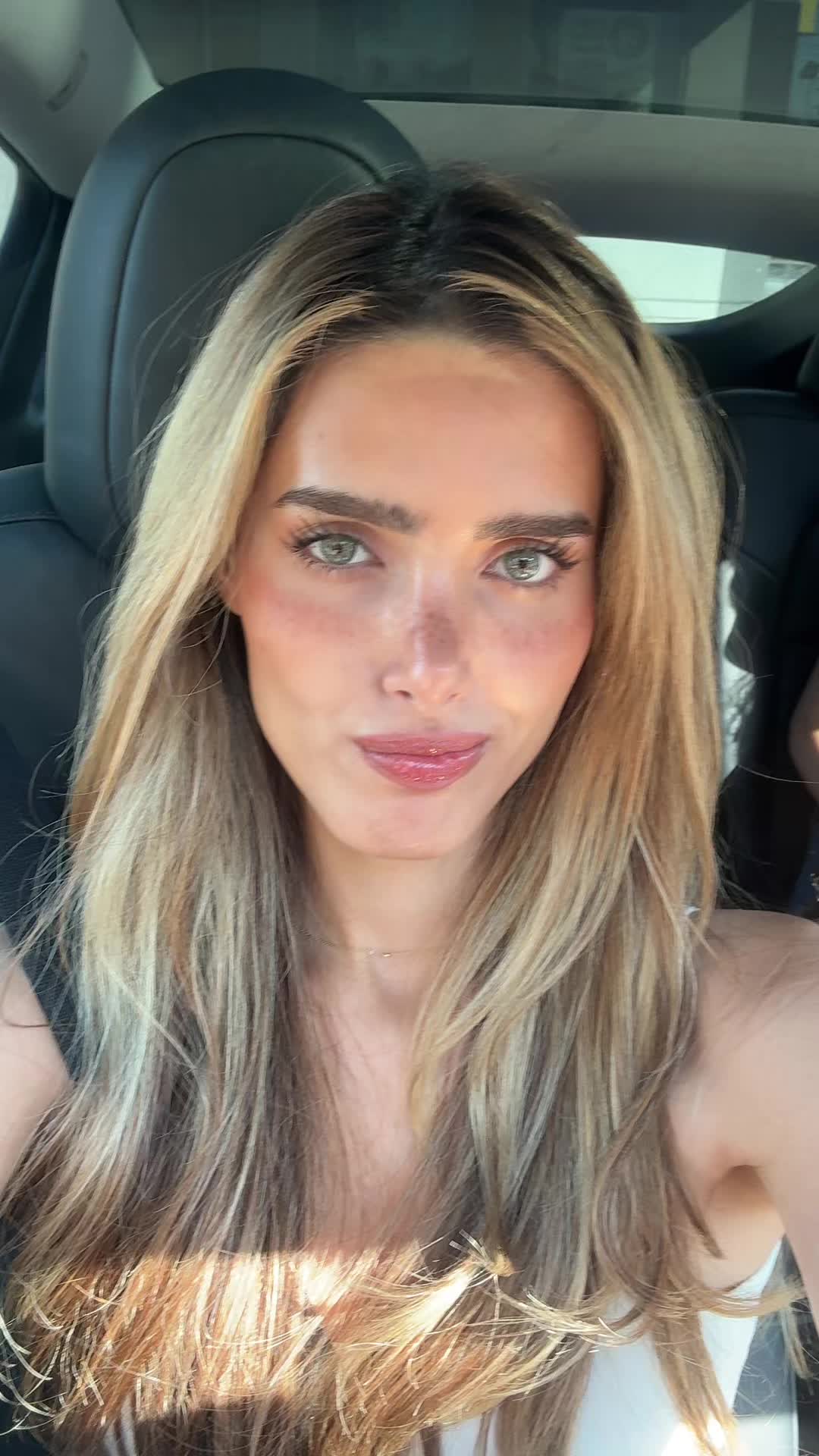 @Adora