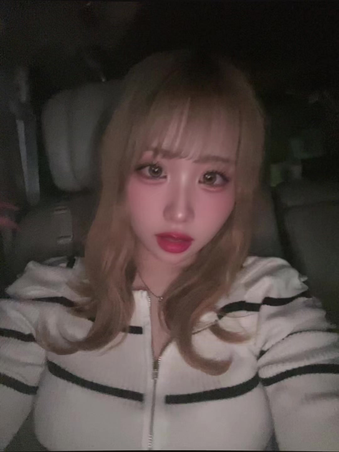 @にこ
