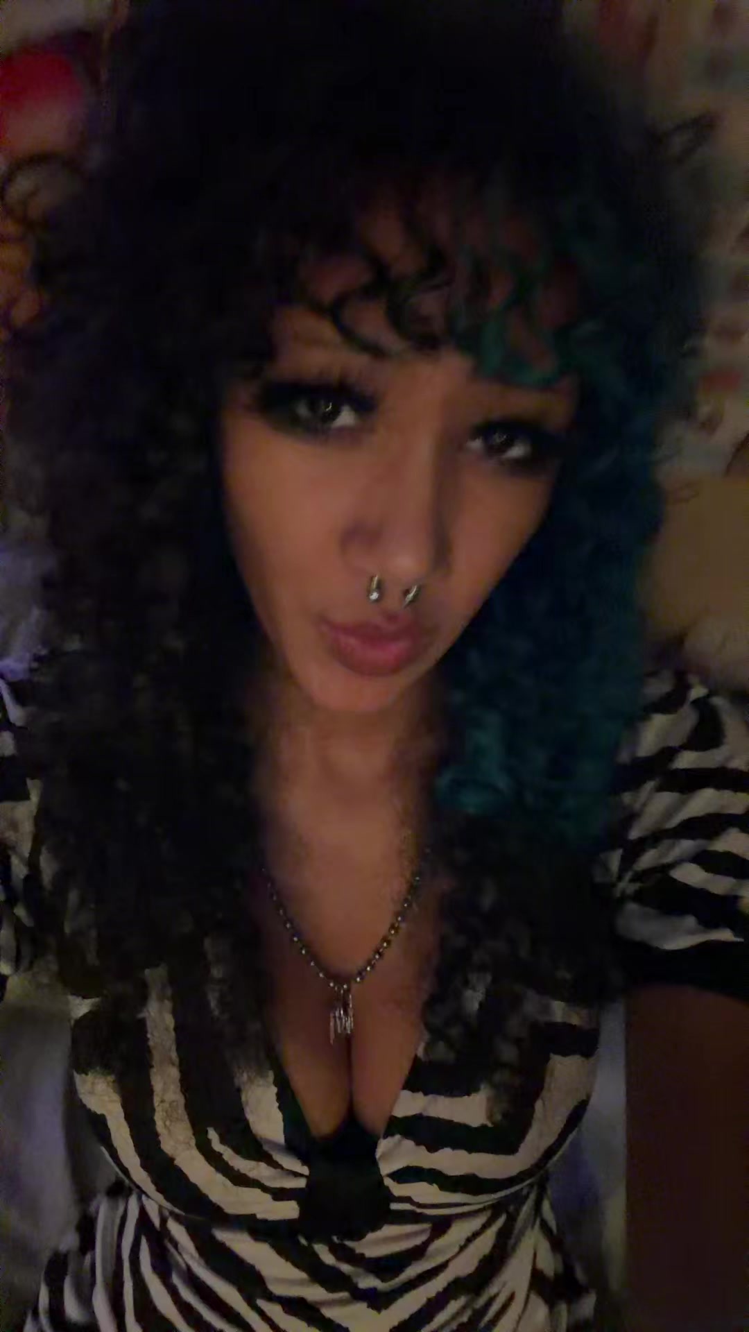 @>_<