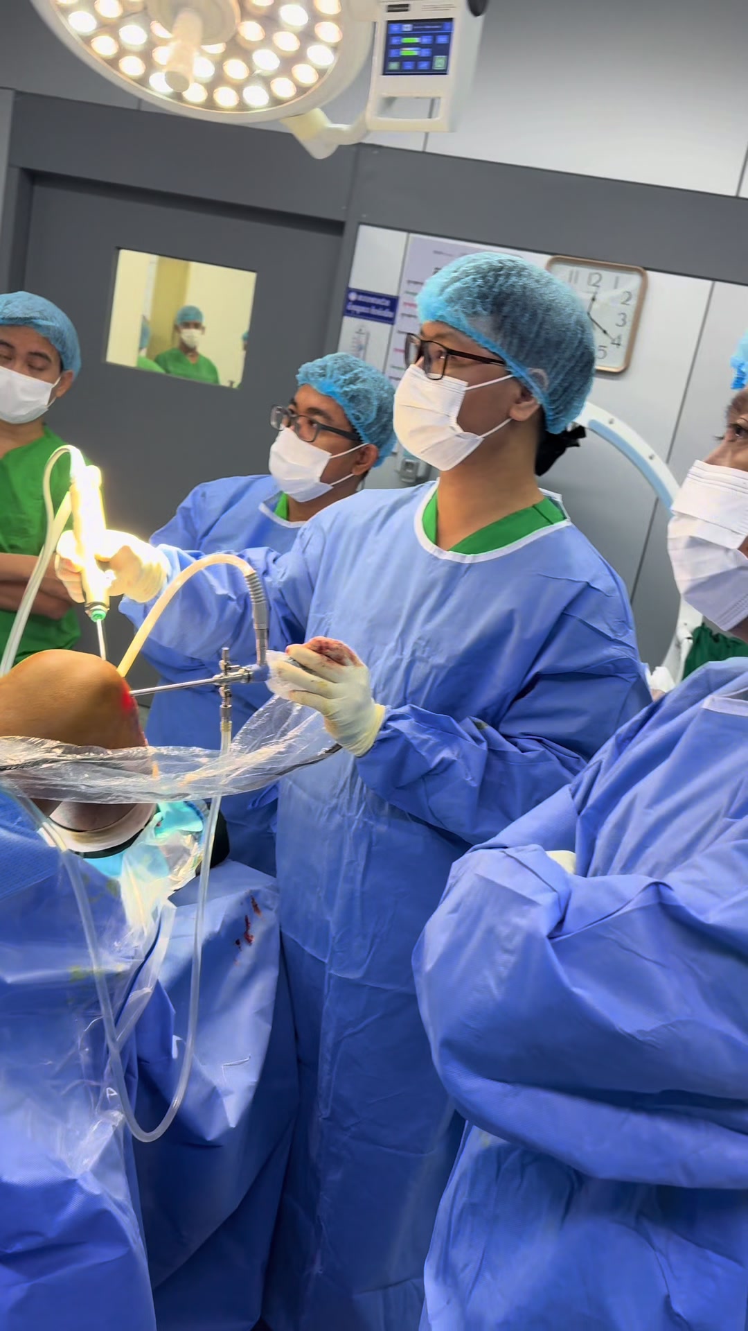 @Dr.Solidet-វះកាត់ឆ្អឹង
