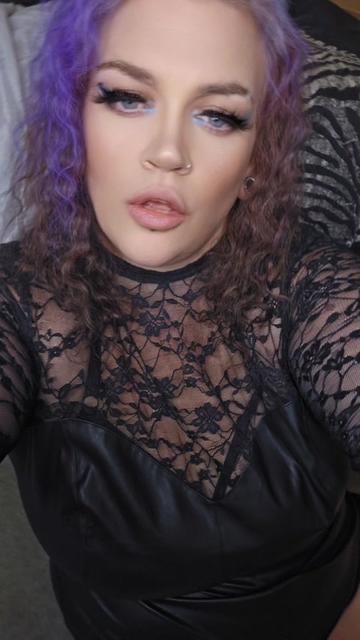 @curvyflawlesss 💛✨️🩷🖤