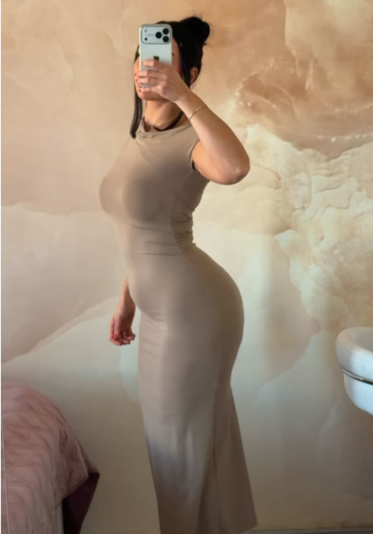 @EllxFit