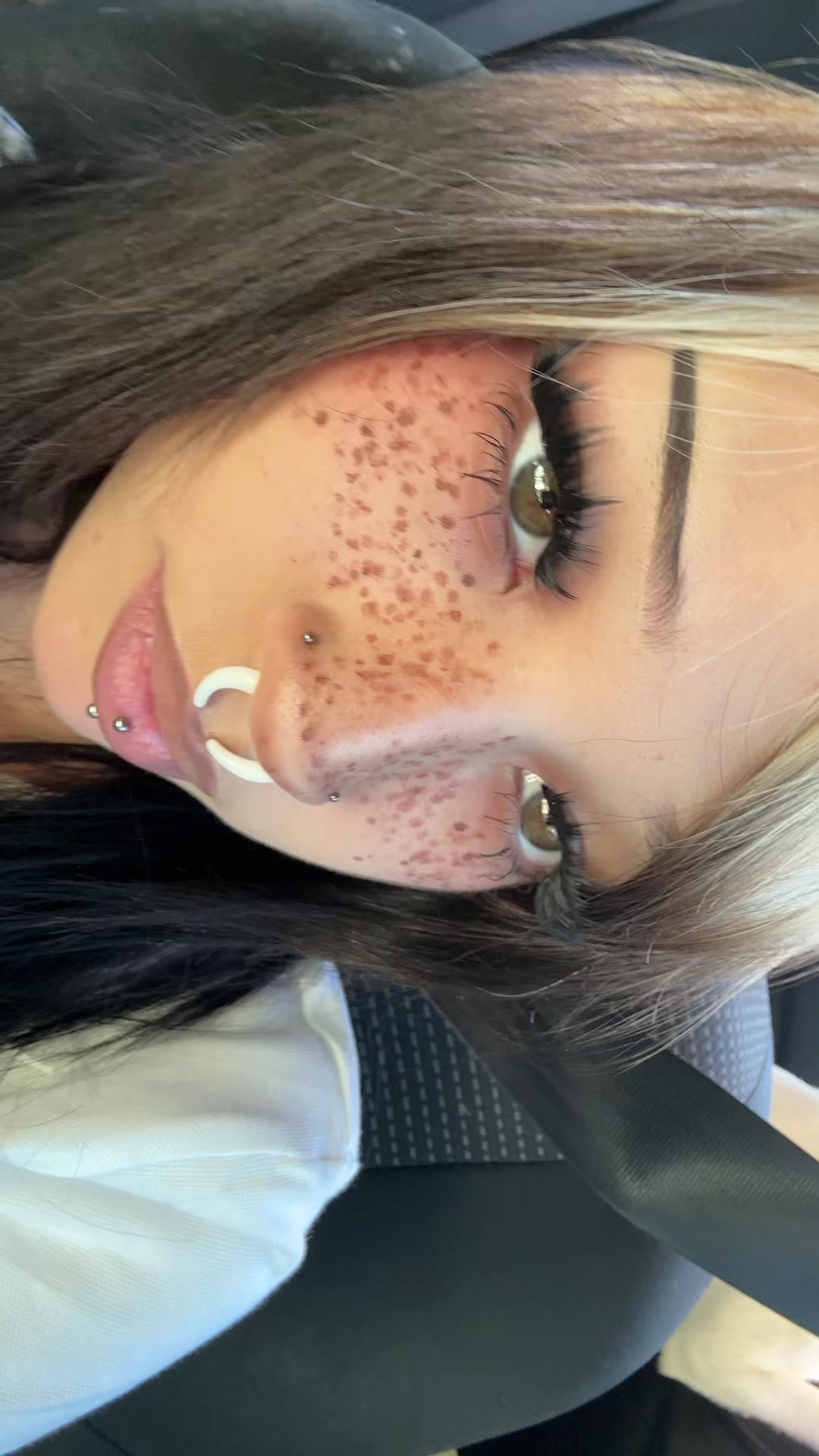 @>⩊<