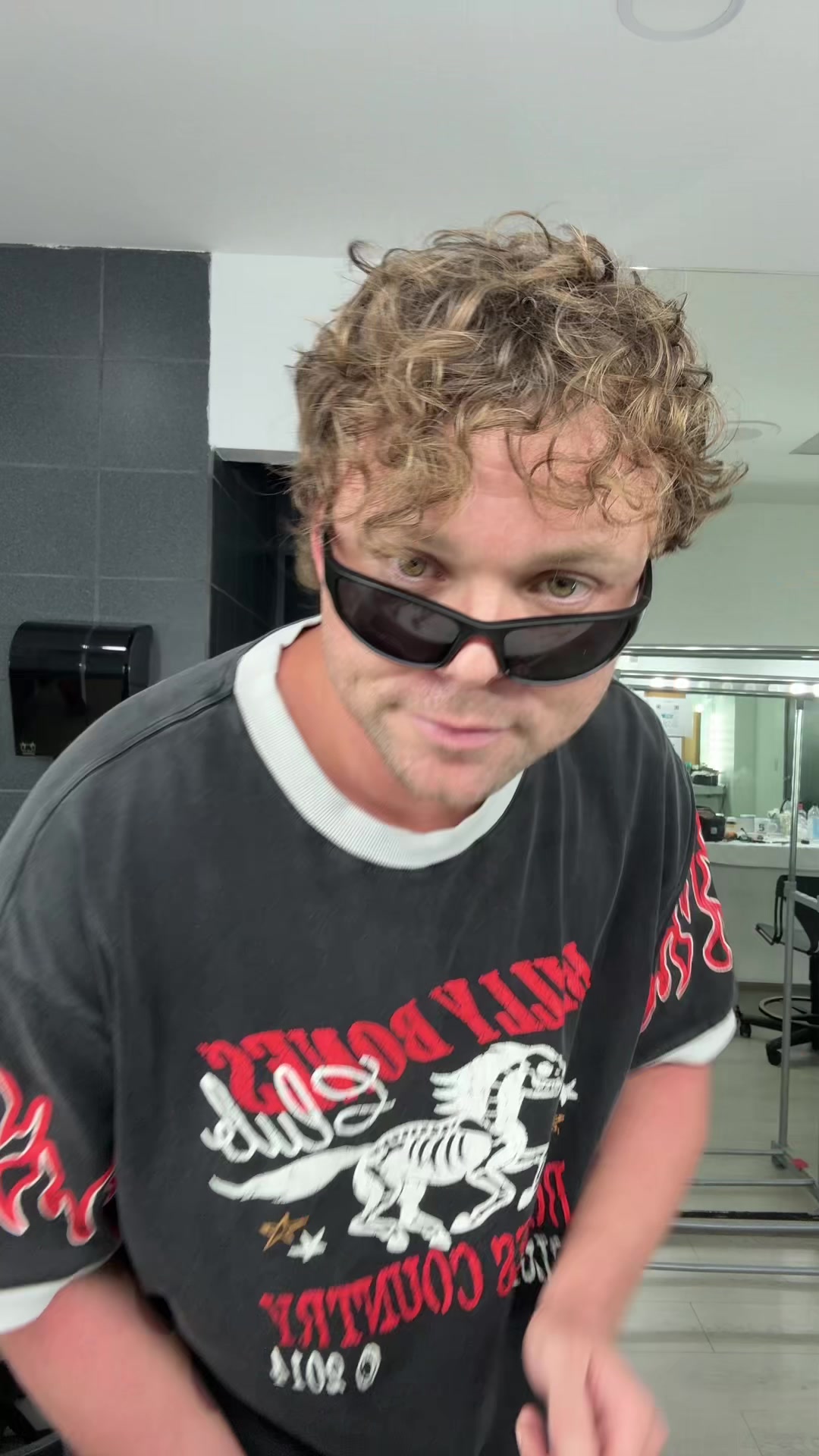 @Ashton irwin