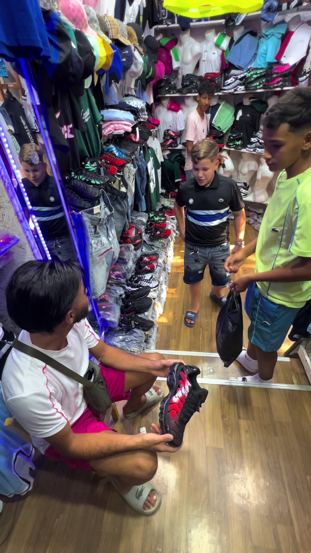 @Parisien💙❤️👕👖👟🕶👔🧢