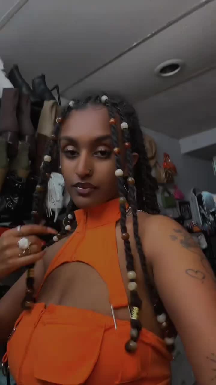 @Mae.