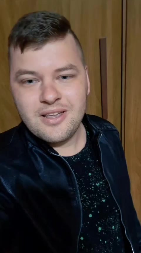 @Tr&ecirc;s Hermanos