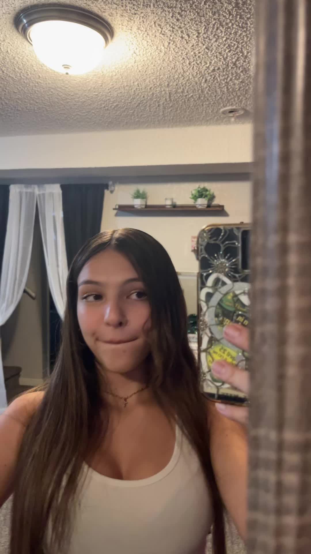 @bella.