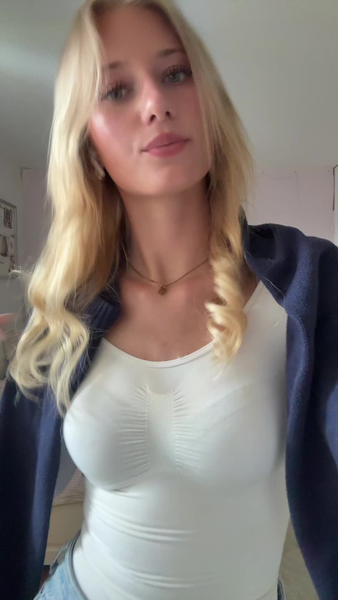 @𝑳𝒂𝒗𝒊𝒏𝒊𝒂 .