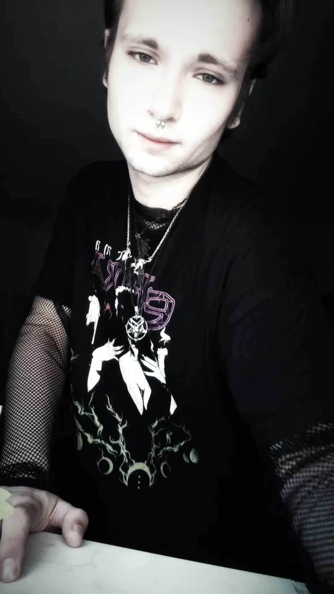 @Niklas 🖤🤘🏻