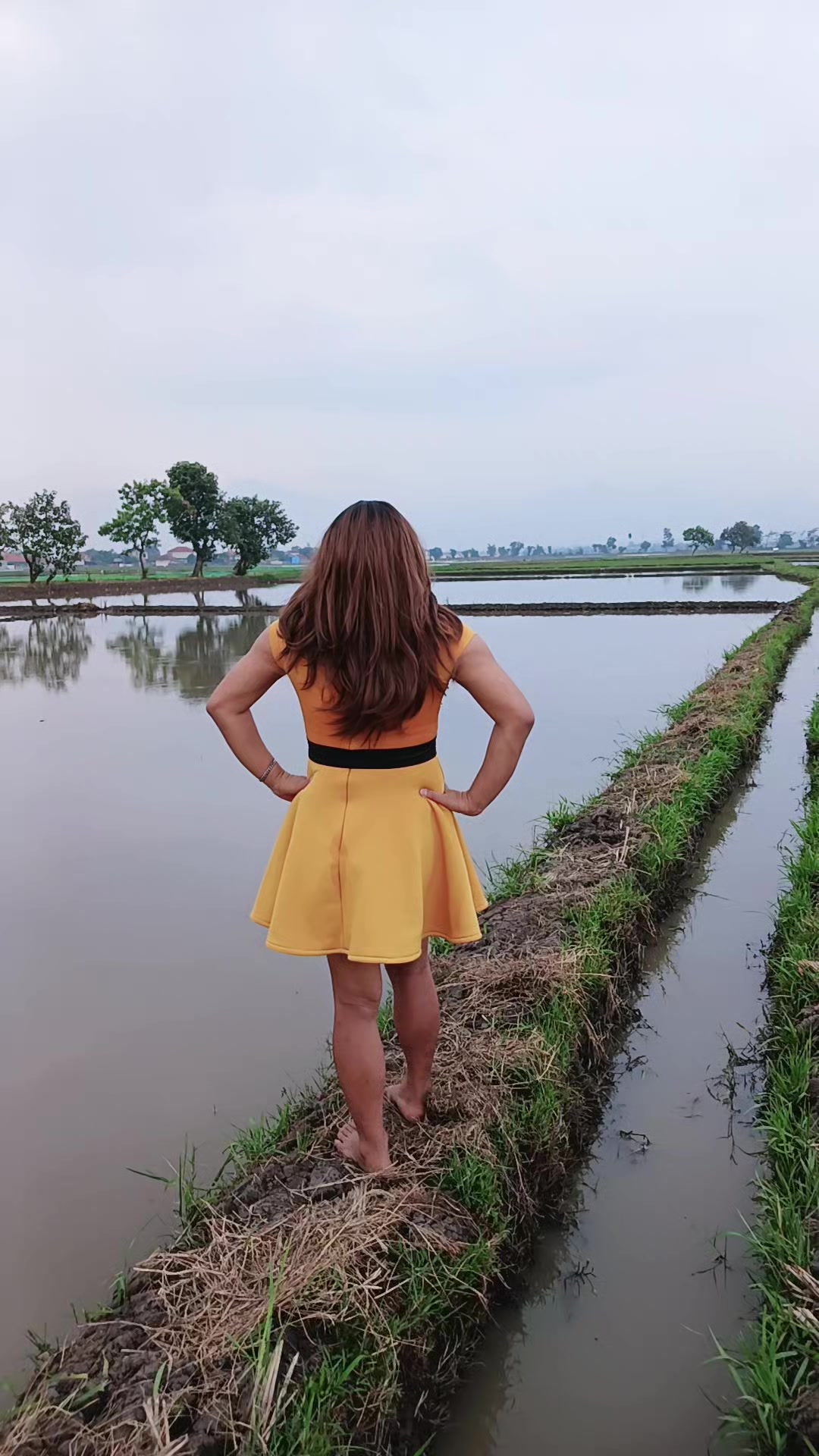 @manda si artis nyebur sawah