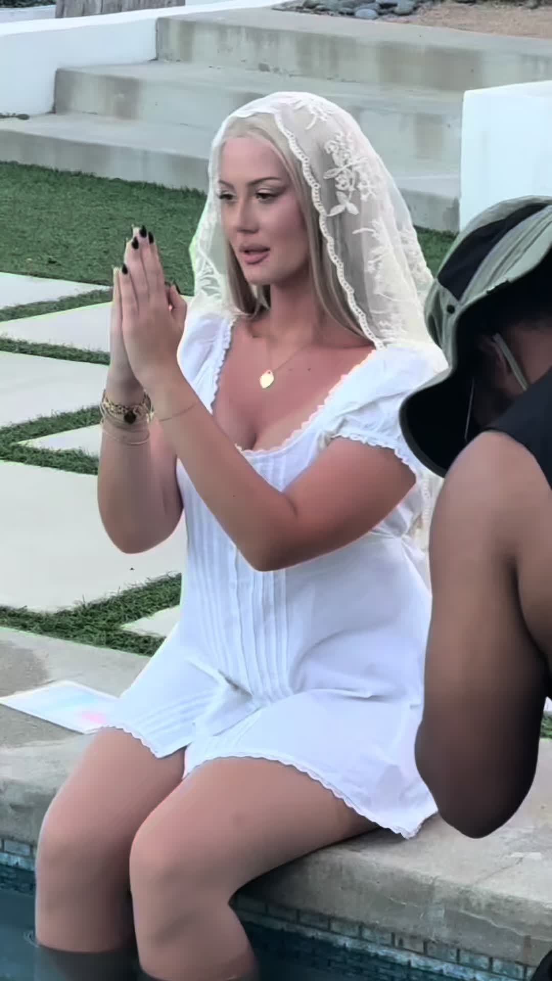 @Lace 👰🏼♀️