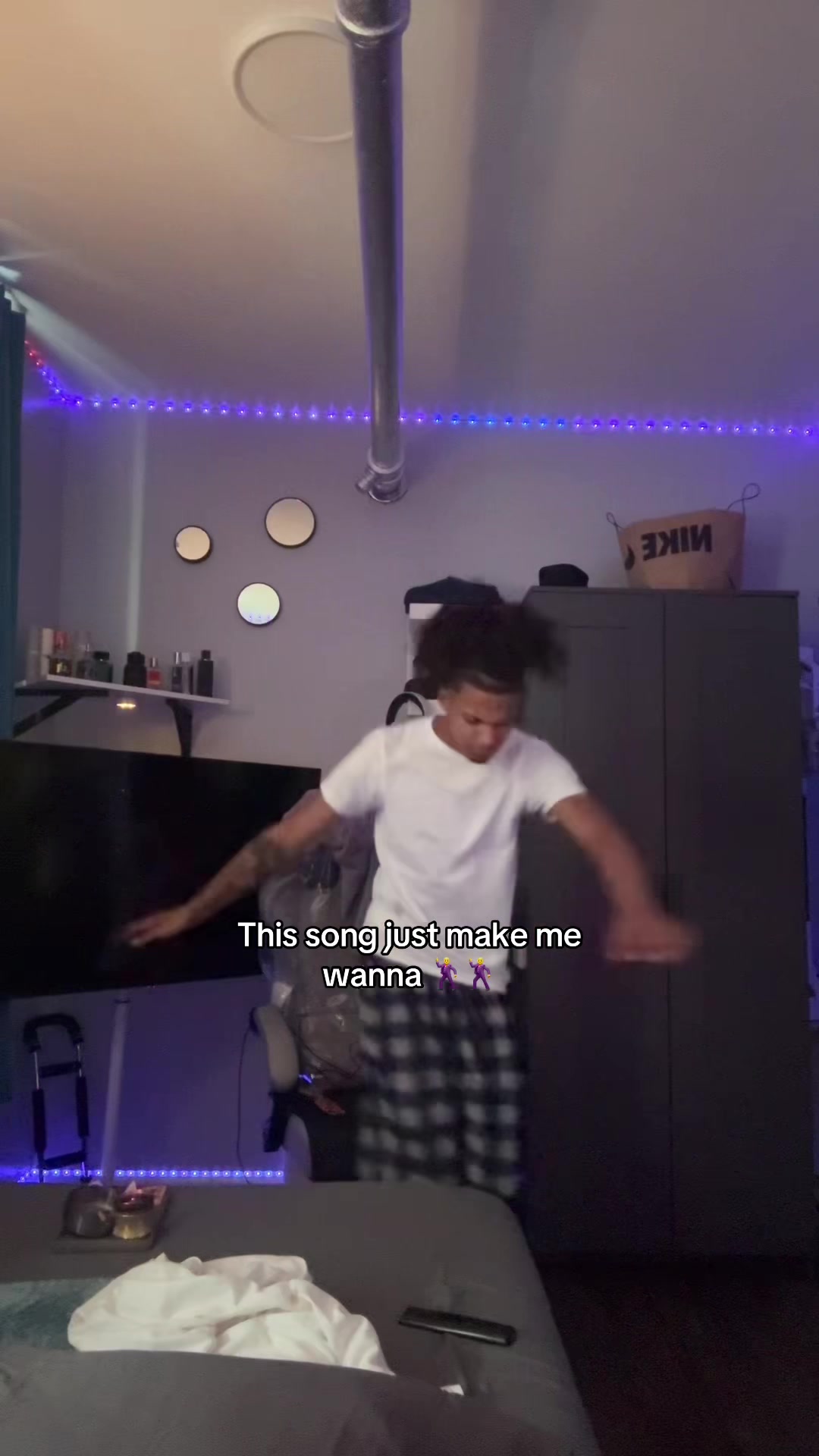 @astackzzz_