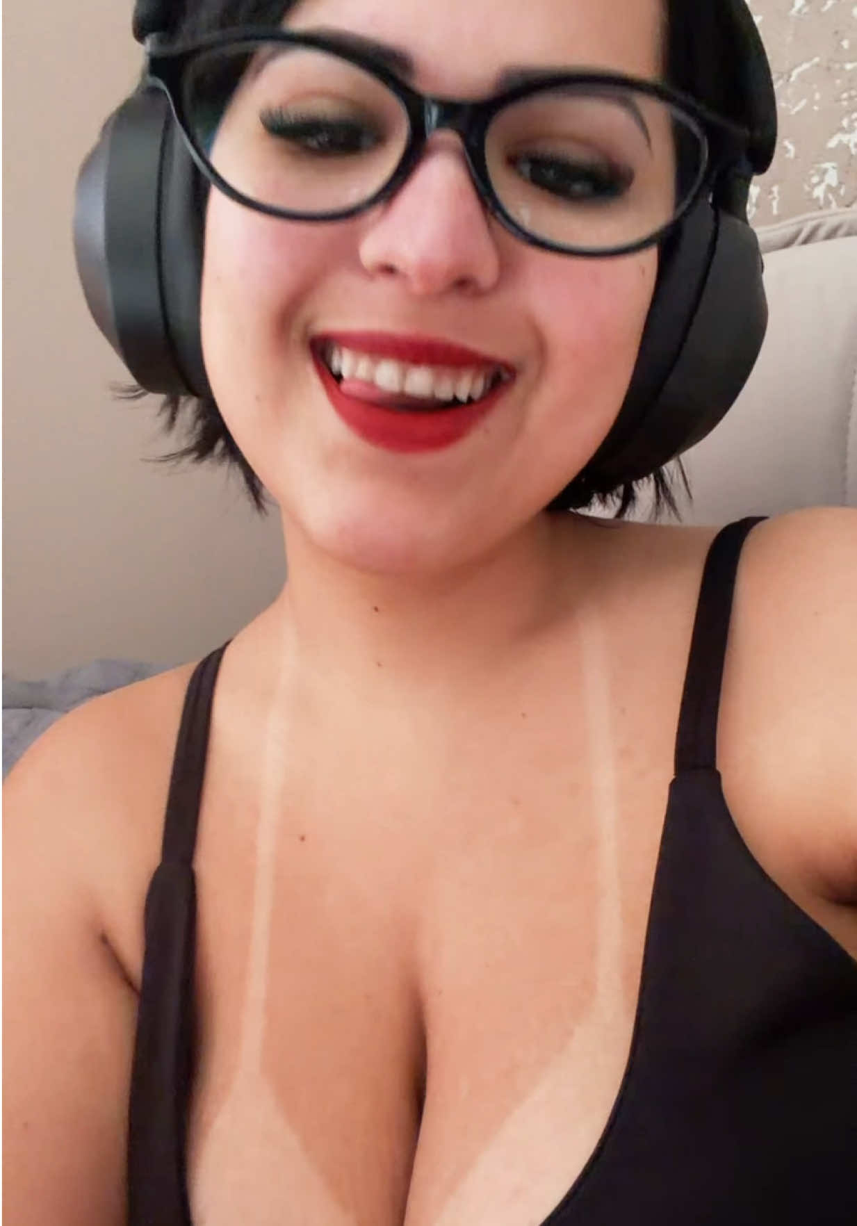 @aninhambs