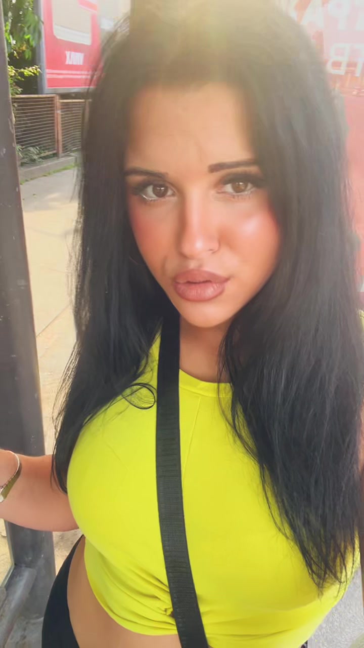 @neeveenica