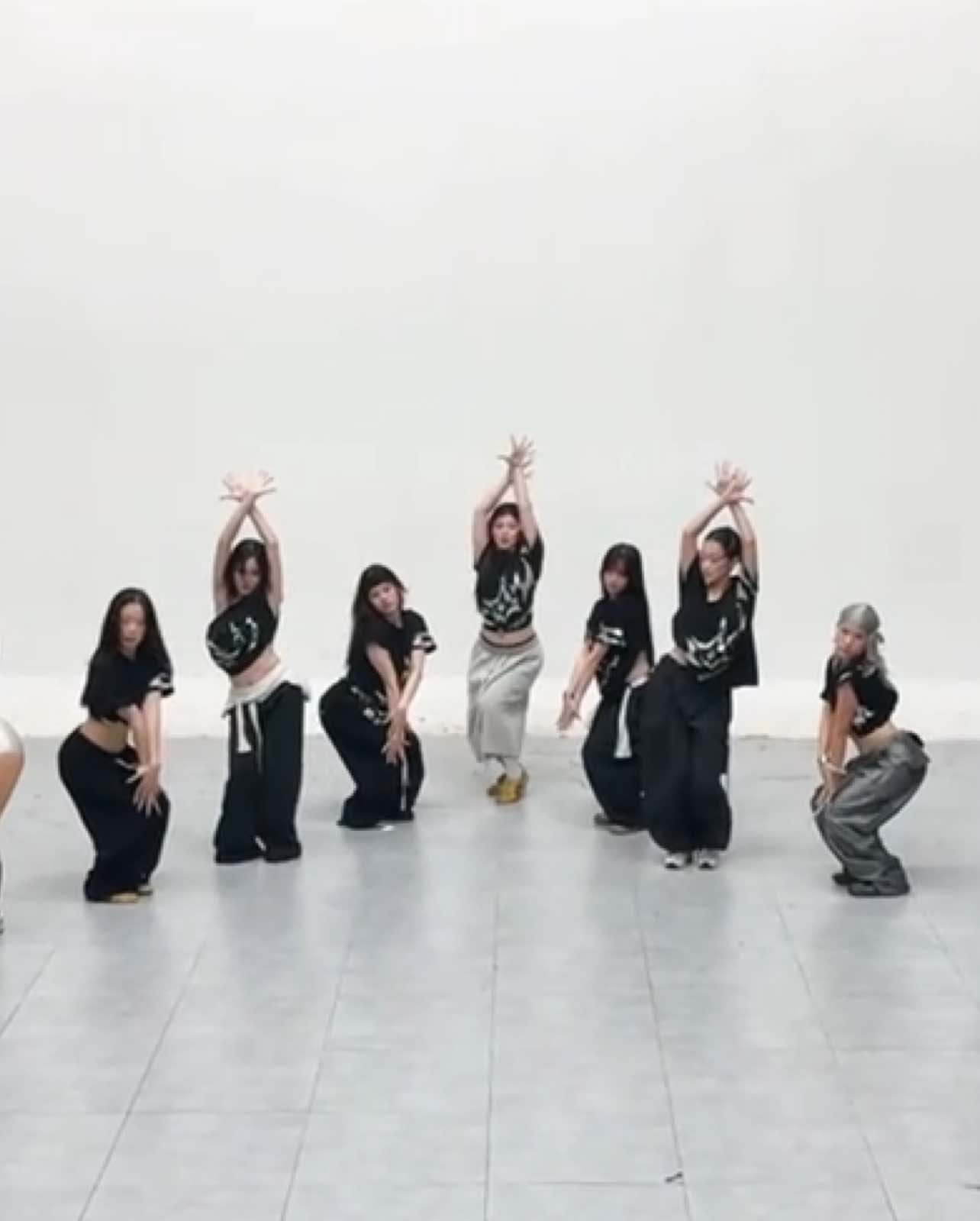 @𝐏𝐎𝐎𝐍𝐆 𝐂𝐫𝐞𝐰 🙏🏻