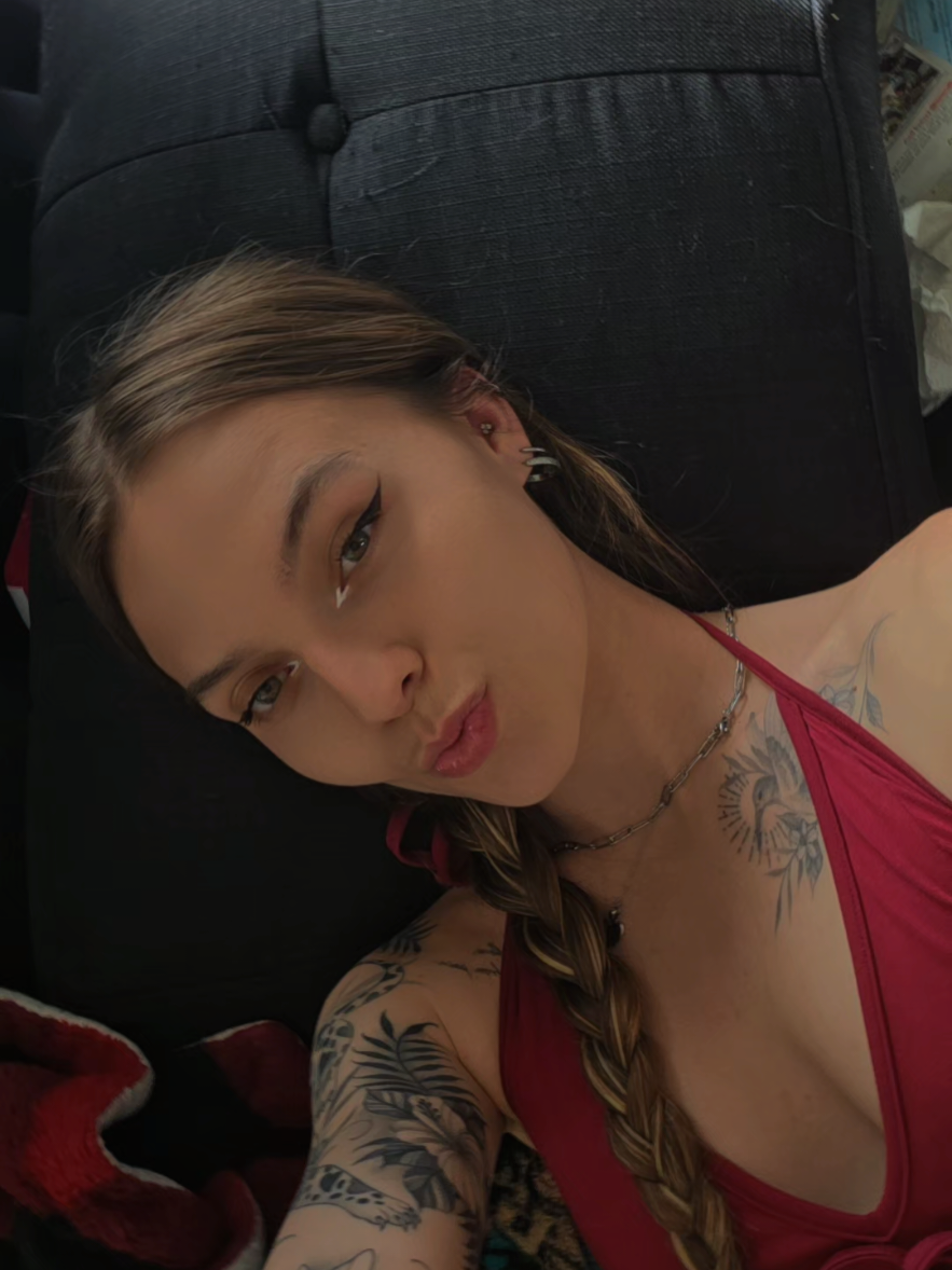 @H&eacute;l&eacute;na🖤