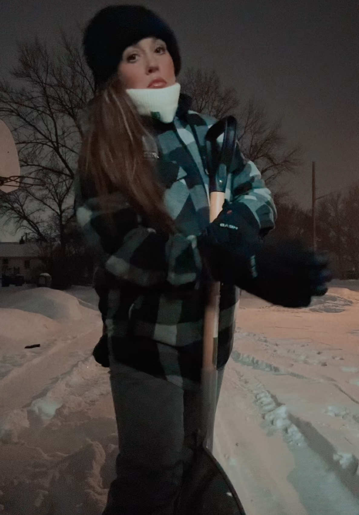 @lindsaalou
