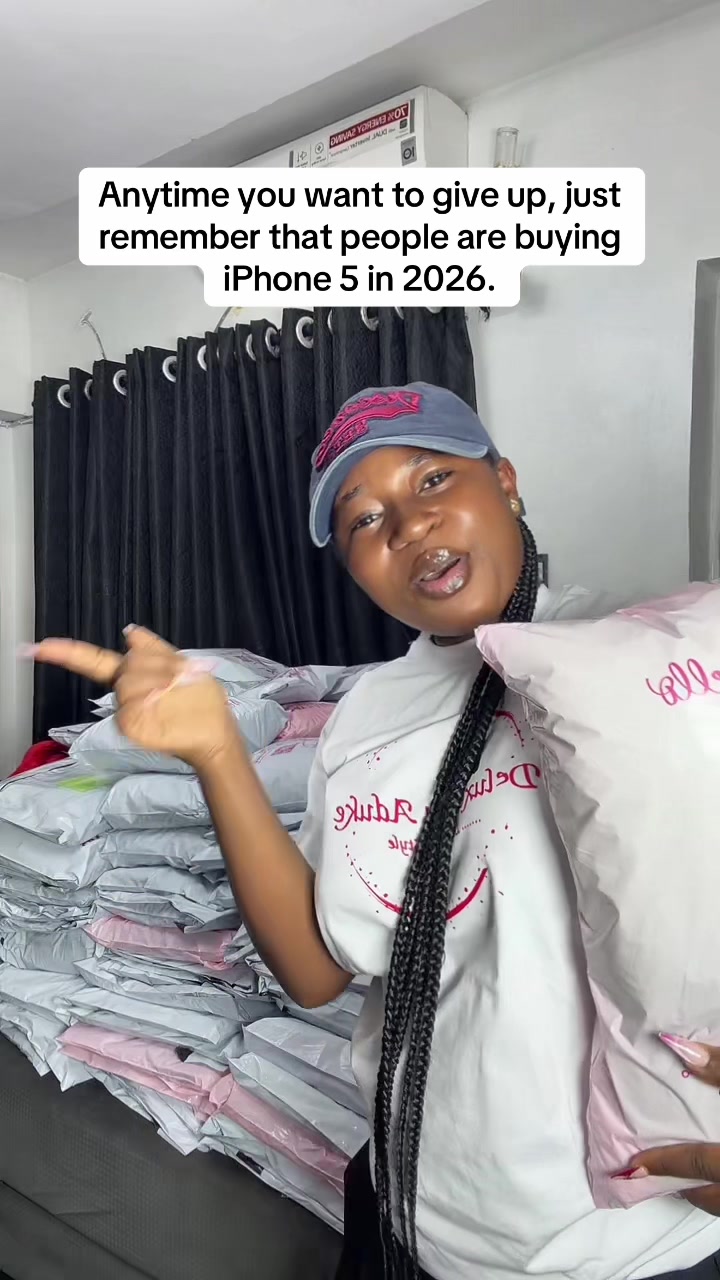 @Deluxebyaduke (CLOTHING STORE)