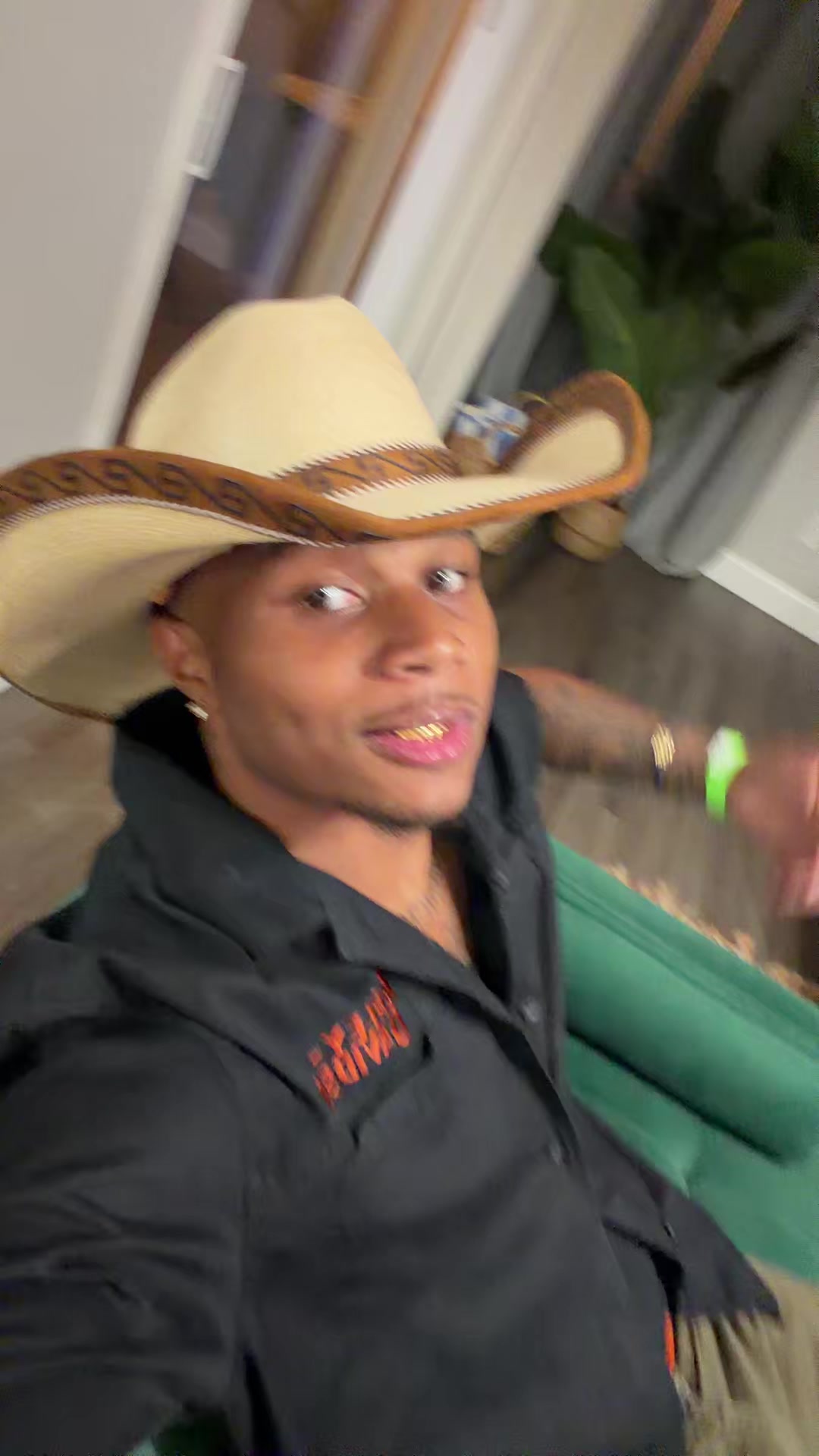 @_deewho