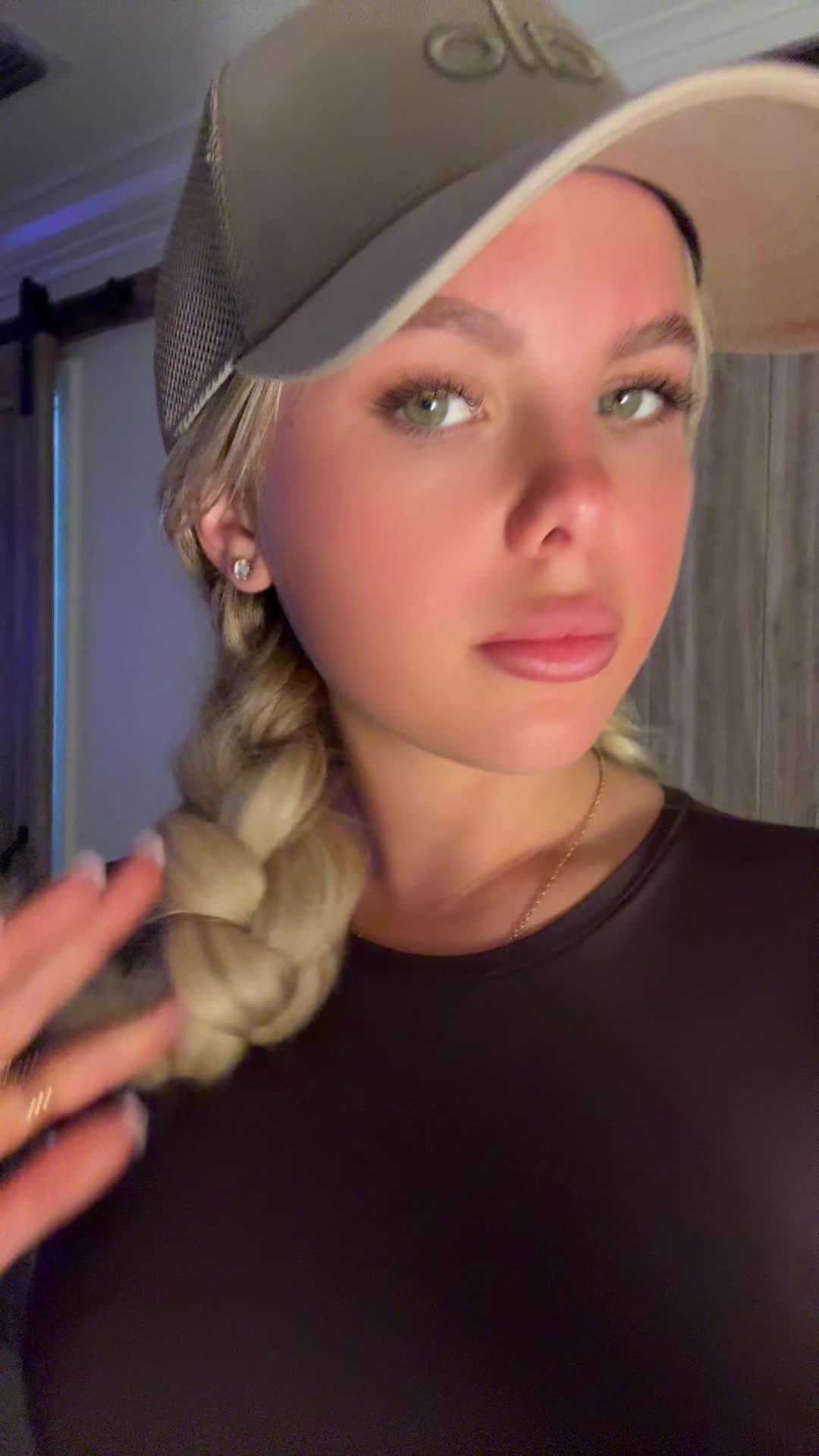 @elliebluegregoria