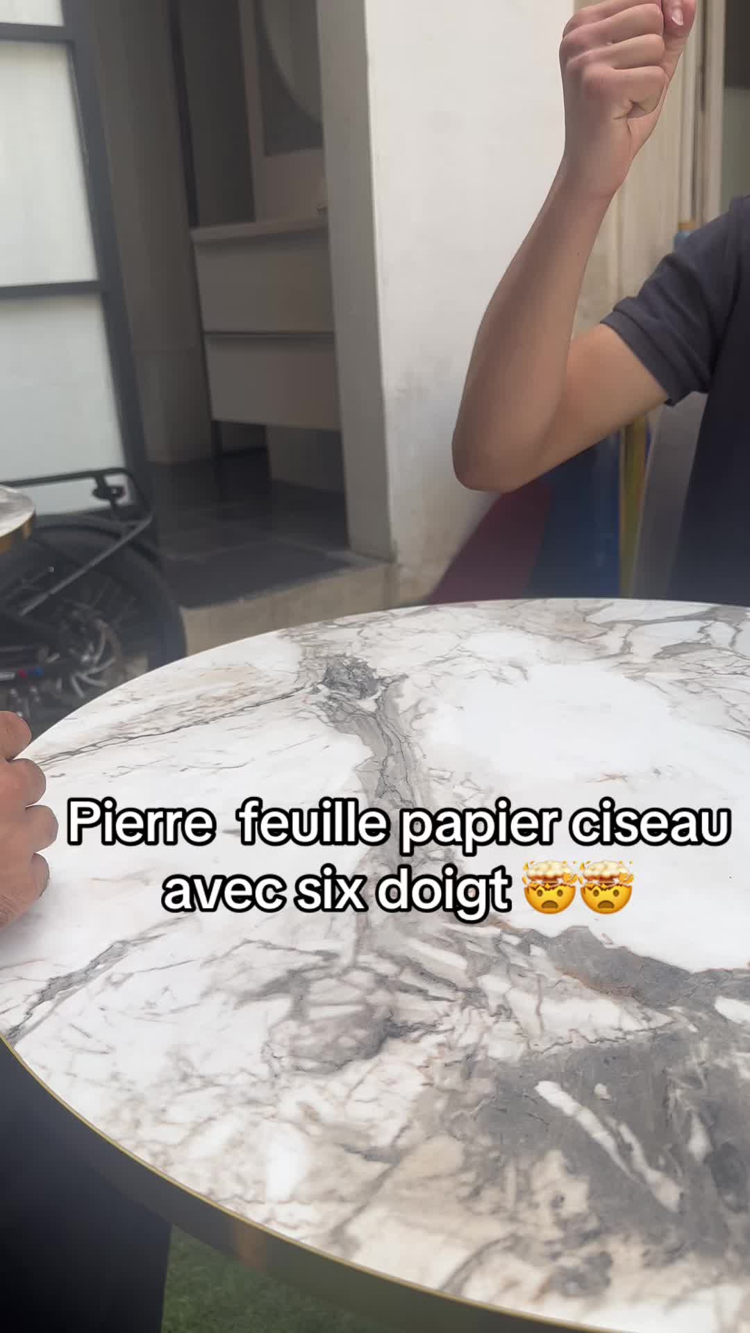 @six_doigtofficiel