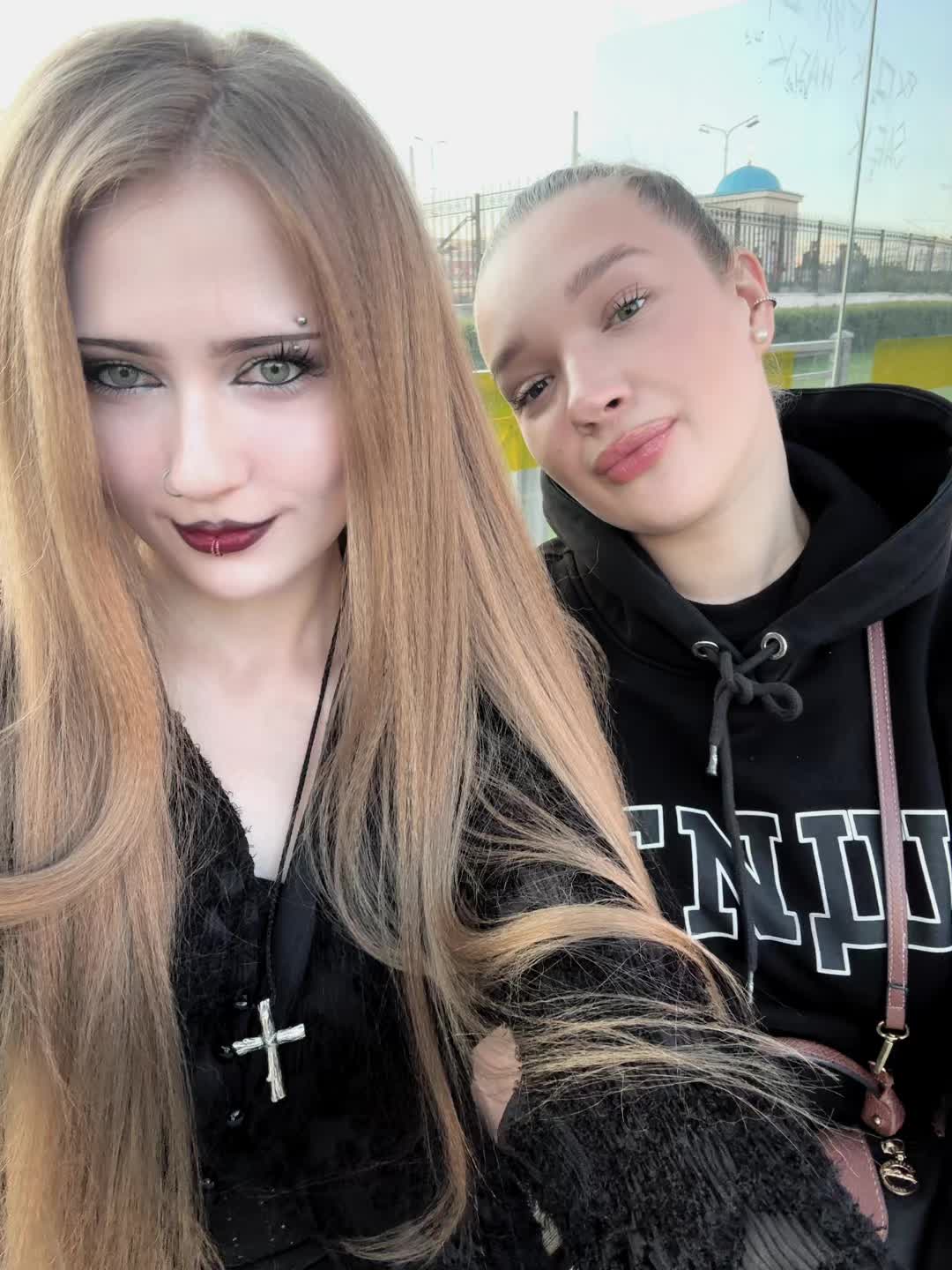 @◤✞ 𝖌𝖗𝖊𝖊𝖓 𝖜𝖔𝖒𝖆𝖓 ✞◥