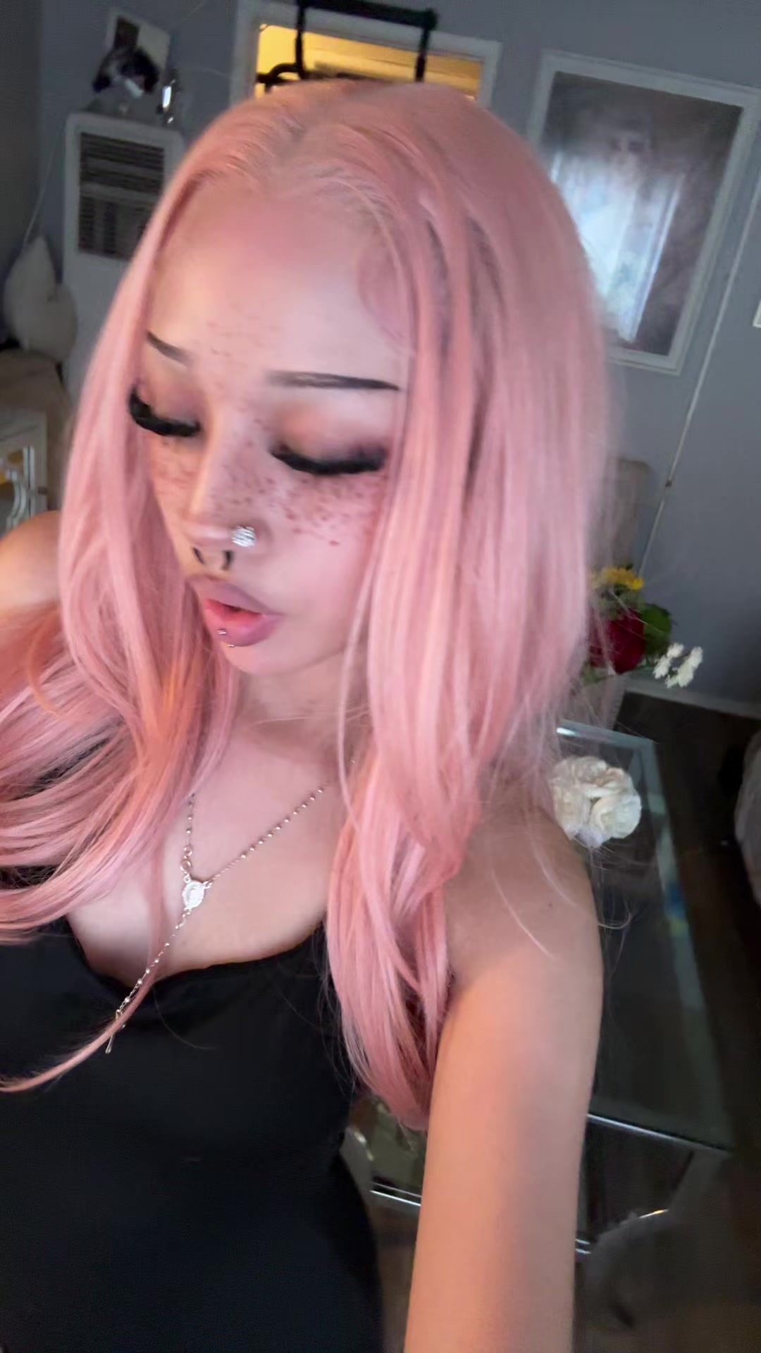 @>⩊<