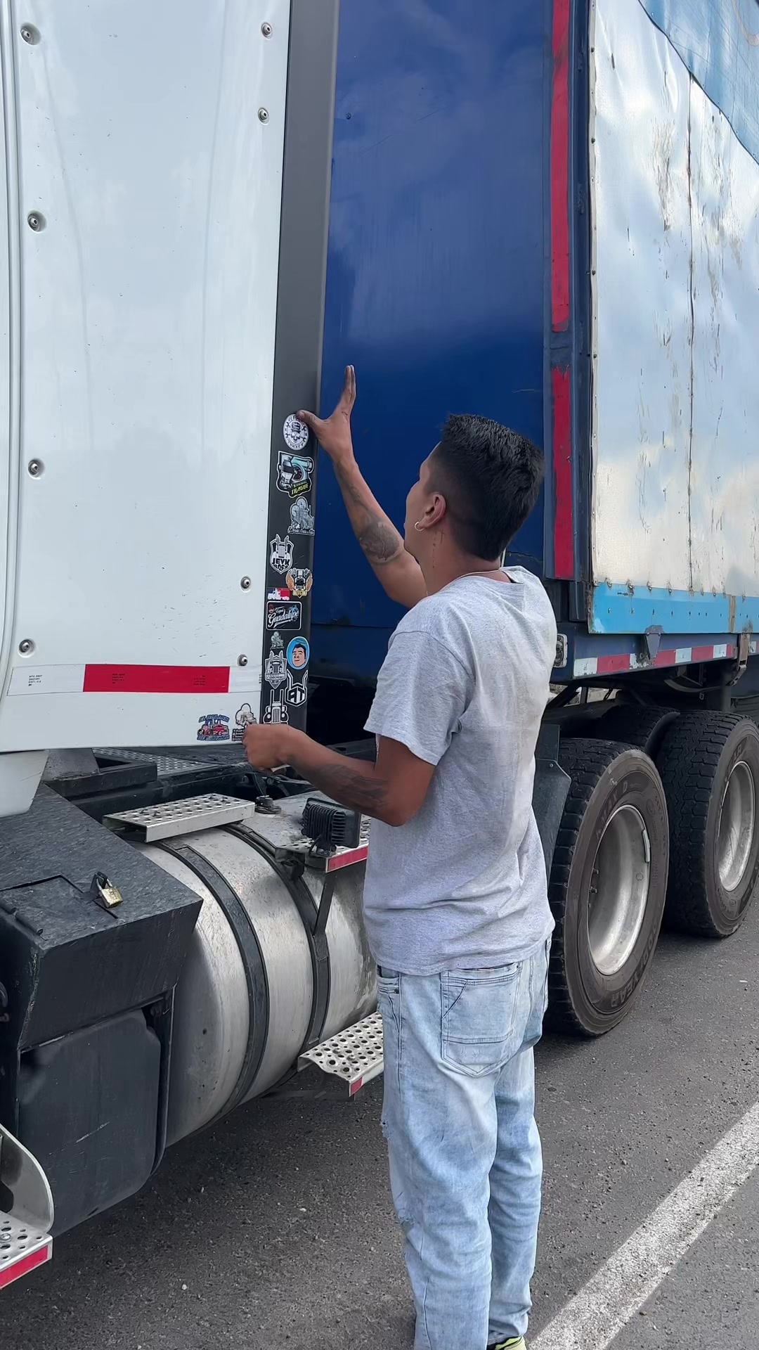 @Arevalostrucksytrailers
