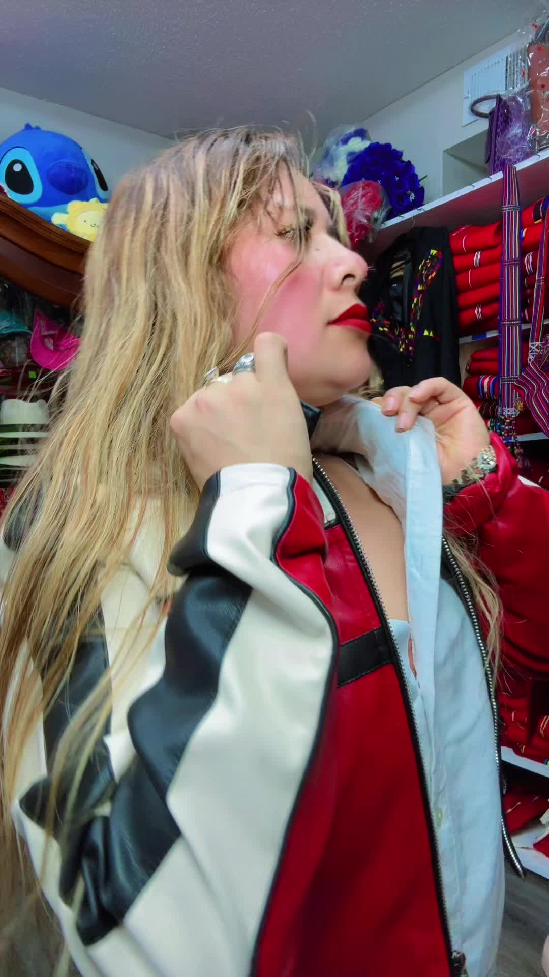 @Elena De León