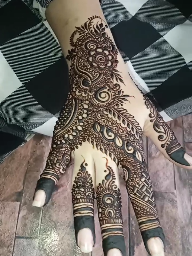 @Mehndi design by Nabahat