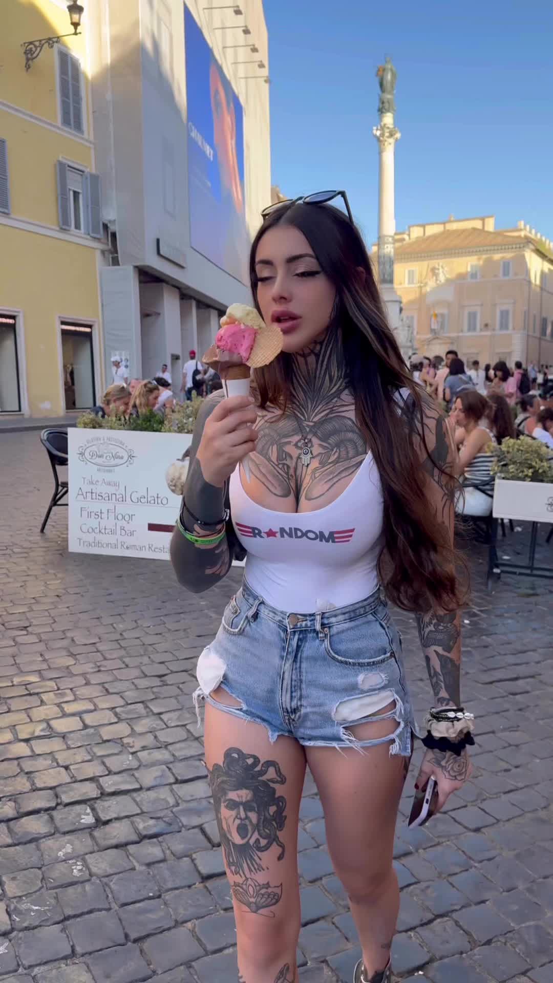 @thereal_ellys