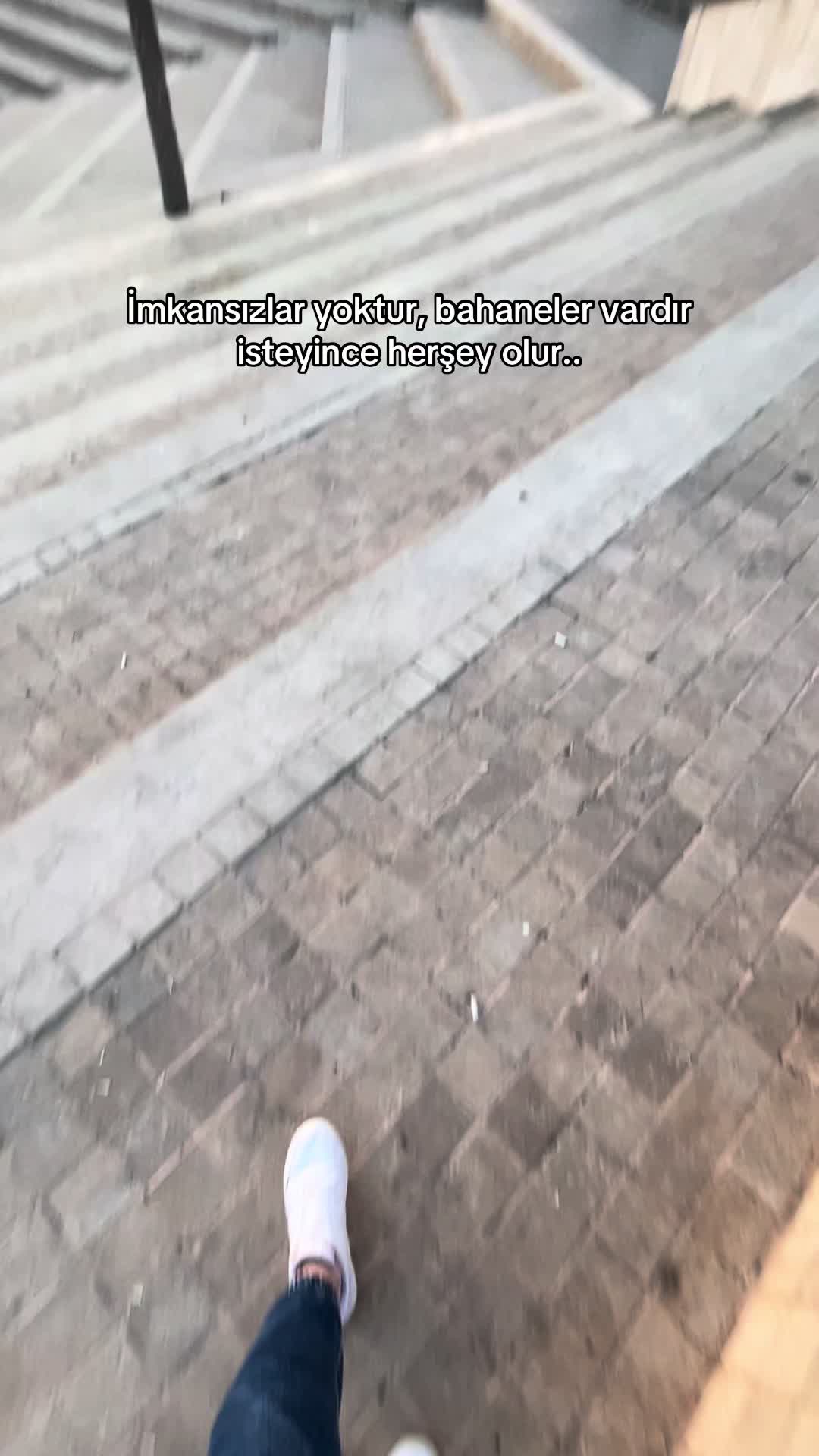 @𝒯