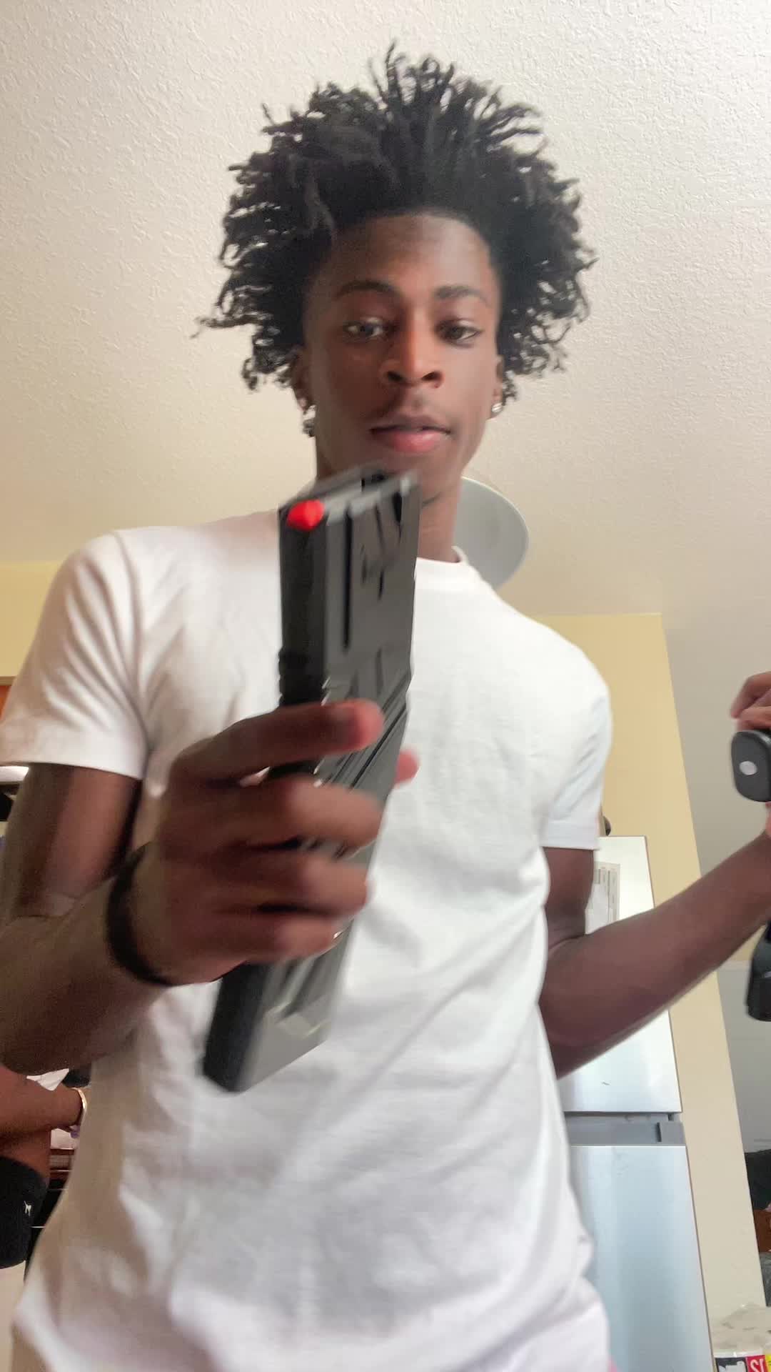 @👣👶🏿 .